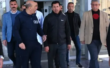 وزير الشباب والرياضة يصل المستشفى للاطمئنان علي الحالة الصحية للاعب إبراهيم شيكا