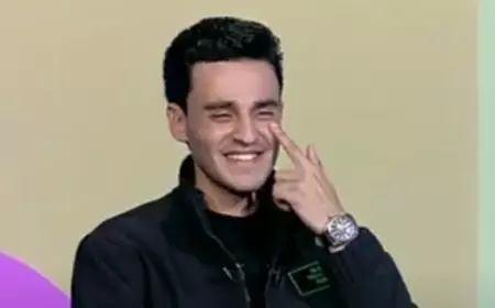 صورة قلبت السوشيال ميديا.. طبيب المنوفية يروي كواليس لقطته العفوية مع أمه الممرضة