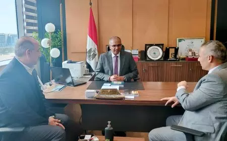 نائب وزير الإسكان يبحث أوجه التعاون مع شركة متخصصة في تحلية مياه البحر ومعالجة الصرف
