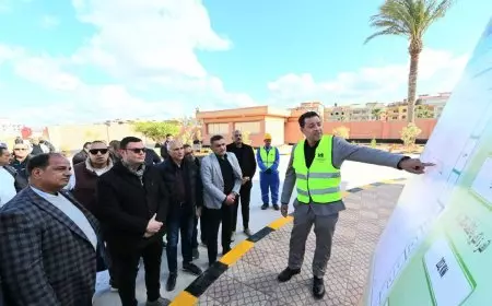 وزير الإسكان يعقد اجتماعا لاستعراض موقف المشروعات ويتفقد محطة رفع الصرف الصحي 