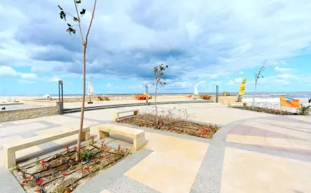 وزير الإسكان يتفقد الممشى السياحي ومحطة تحلية مياه البحر بمدينة المنصورة الجديدة