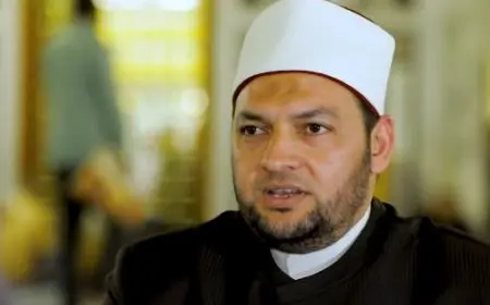 ما هي مقتنيات النبي الموجودة بمسجد الحسين؟