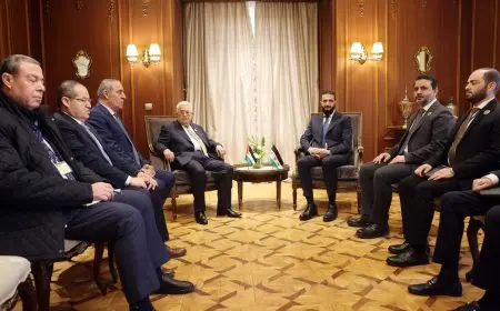 محمود عباس يجتمع مع الرئيس السوري أحمد الشرع على هامش القمة العربية الطارئة