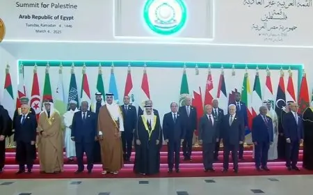 السيسي يتوسط الصورة التذكارية للقادة المشاركين في القمة العربية الطارئة