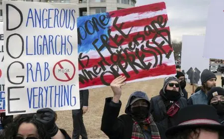 تمويل العلم وليس الأغنياء.. علماء وباحثون يتظاهرون في أمريكا ضد ترامب بشأن إلغاء عدة وظائف