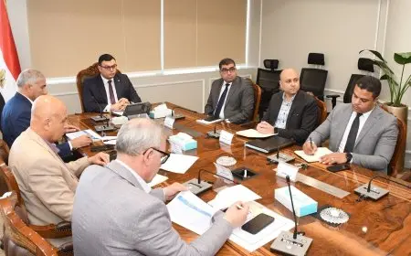وزير الإسكان يتابع موقف أعمال صيانة الطرق والمحاور بالمدن الجديدة
