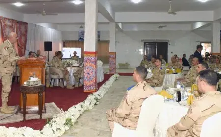 رئيس أركان حرب القوات المسلحة يتناول وجبة الإفطار مع مقاتلى هيئة الإمداد والتموين