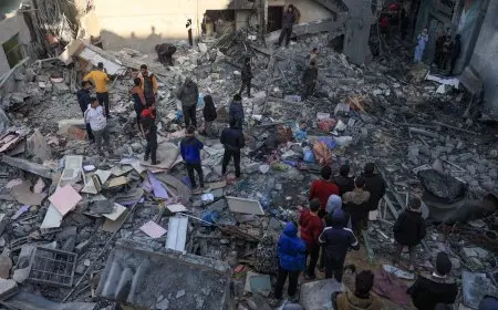 نزوح آلاف الفلسطينيين من بيت حانون نحو جباليا هربًا من القصف