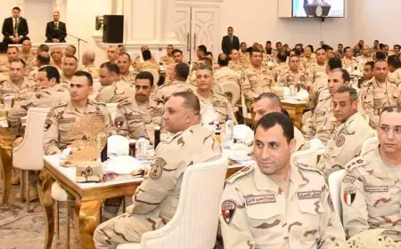 وزير الدفاع يشارك عدد من مقاتلي قوات الدفاع الجوي تناول وجبة الإفطار