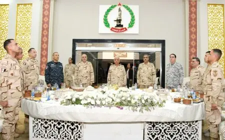 وزير الدفاع يشارك مقاتلي الجيش الثاني الميداني تناول وجبة الإفطار