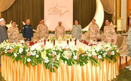 وزير الدفاع يشارك مقاتلي القوات الجوية تناول وجبة الإفطار