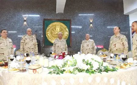 وزير الدفاع يشارك مقاتلي الجيش الثالث الميداني وقوات شرق القناة لمكافحة الإرهاب تناول وجبة الإفطار