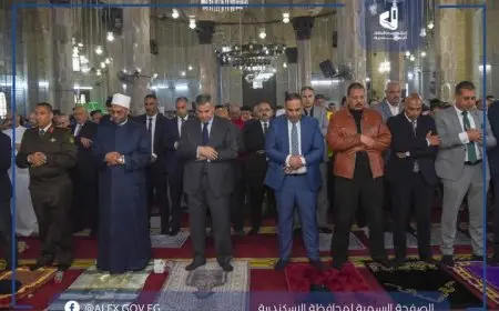 محافظ الإسكندرية يشارك المواطنين في صلاة العيد بمسجد أبو العباس