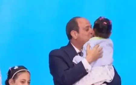 لفتة إنسانية.. الرئيس السيسي يُقبل ابنة نقيب مصاب بالقوات المسلحة