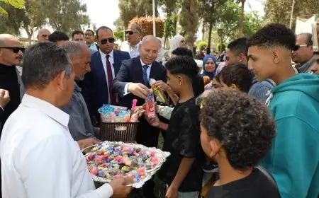 محافظ القاهرة يشارك المواطنين فرحة العيد ويوزع الهدايا على الأطفال