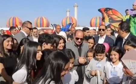 الرئيس السيسي يوزع الهدايا على أبناء الشهداء ويرسم البسمة على وجوههم