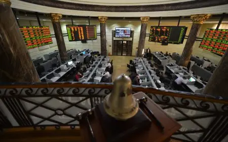 البورصة المصرية تقلص خسائرها مع حلول منتصف التعاملات