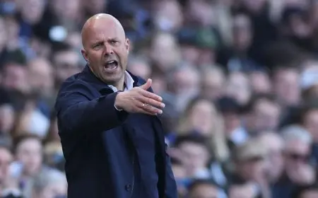 سلوت يدافع عن صلاح “الصائم”.. ويقرّ بعواقب “أخطاء” ليفربول