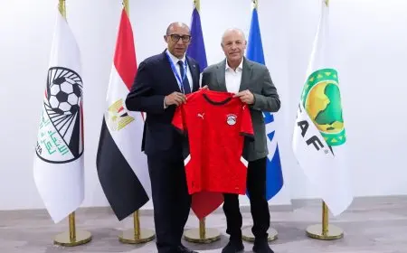 أبو ريدة يلتقي نظيره الفرنسي فيليب ديالو ويهديه درع الاتحاد وقميص المنتخب