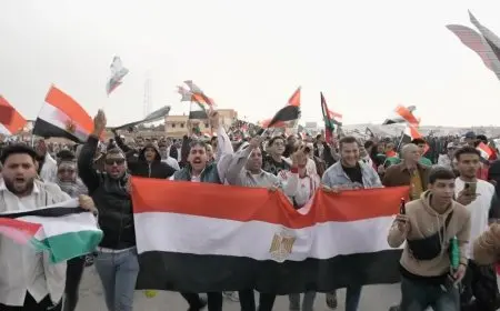 هتافات المصريين تملأ العريش بحضور السيسي وماكرون: وراك يا ريس رافضين التهجير