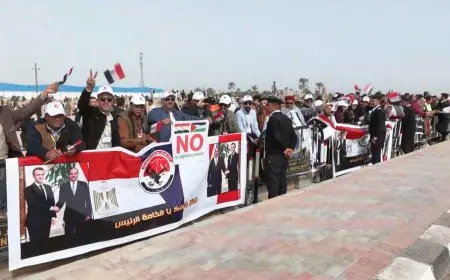 آلاف المصريين يتجمعون في العريش لاستقبال السيسي وماكرون: لا للتهجير، كلنا خلف الرئيس