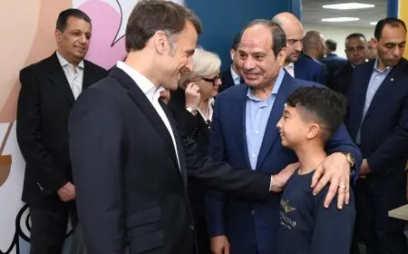 مشاهد مؤثرة من لقاءات ماكرون مع الفلسطينيين في العريش