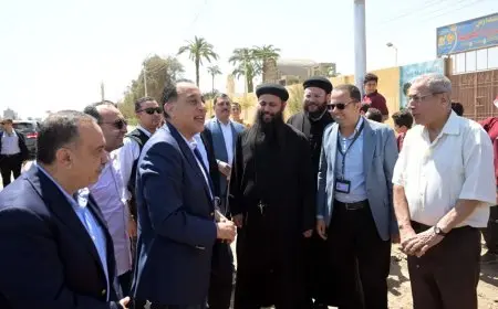 رئيس الوزراء يرحب بمعلمي وطلاب «سانت ماري» خلال زيارته لمستشفى منفلوط المركزي