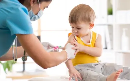 احالة ممرضة للتحقيق بعد ادعائها انتهاء صلاحية لقاحات المدارس في فيديو مثير للجدل