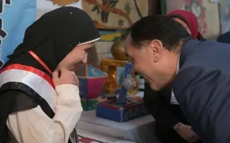 في بادرة إنسانية.. مدبولي يقدم «لاب توب» لطالبة موهوبة من المكفوفين في أسيوط