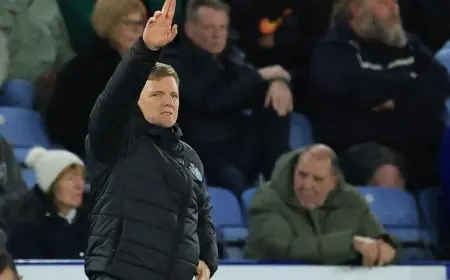 نيوكاسل يكشف عن تفاصيل صحة المدرب المريض إيدي هاو وفترة غيابه