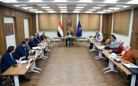 رئيس هيئة الدواء يُنظّم اجتماعًا شاملًا مع ممثلي نقابة الأطباء وجهاز الدمغة الطبية وغرفة الصناعة