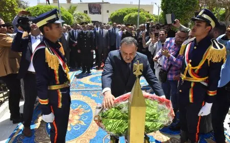 محافظ أسيوط ومدير الأمن يضعان إكليل الزهور على النصب التذكاري لشهداء بني عدي.. صور