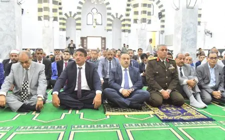 محافظ أسيوط يلتقي مجموعة من المواطنين بعد صلاة الجمعة ويهنئهم بعيد المحافظة الوطني