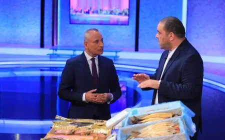 أحمد موسى يستمتع بفسيخ مع الكافيار.. ابتكار مصري وطعم مذهل