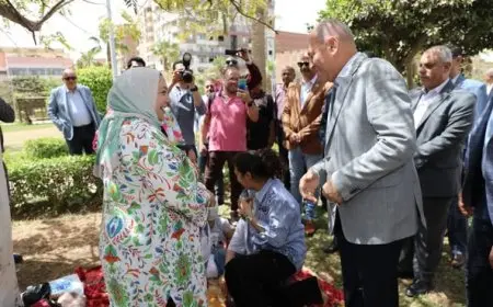 محافظ القاهرة يقدم الورود والحلويات للأطفال في الحدائق احتفالاً بشم النسيم