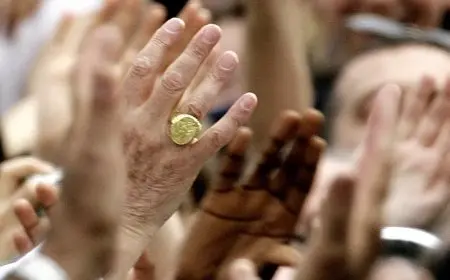 الفاتيكان يكسر خاتم الصياد بعد وفاة البابا.. ما السبب وراء ذلك؟