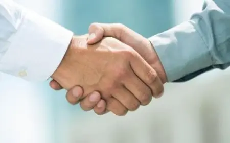 احذر من مصافحة الشخص الذي لا تحبه.. تحذير هام من خبيرة الطاقة سونيا الحبال