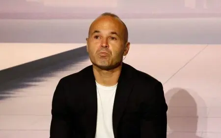 إنييستا يؤكد أن برشلونة لديه فرصة كبيرة لتحقيق الثلاثية