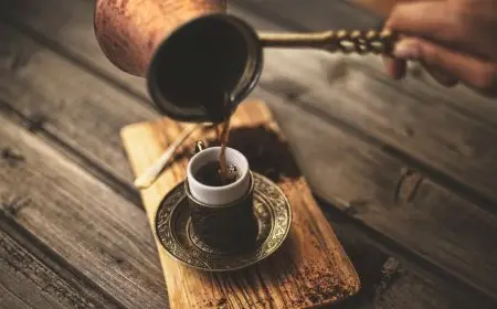 أسباب انتشار القهوة المزيفة المكونة من نوى البلح والبسلة في الأسواق