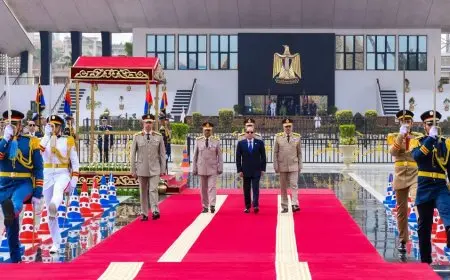 المتحدث العسكري: الرئيس السيسي يضع إكليل الزهور على النصب التذكاري للجندي المجهول