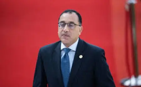 رئيس الوزراء يصل إلى مطار “عنتيبي” الدولي للمشاركة في قمة دعم القوات في الصومال