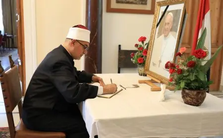 المفتي يقدم التعازي للبابا فرنسيس في سفارة الفاتيكان بالقاهرة