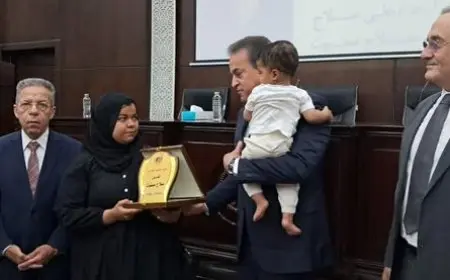 وزير الصحة يكرم شهيدي الواجب الدكتور علي صلاح وصلاح صفوت تخليدًا لذكراهما