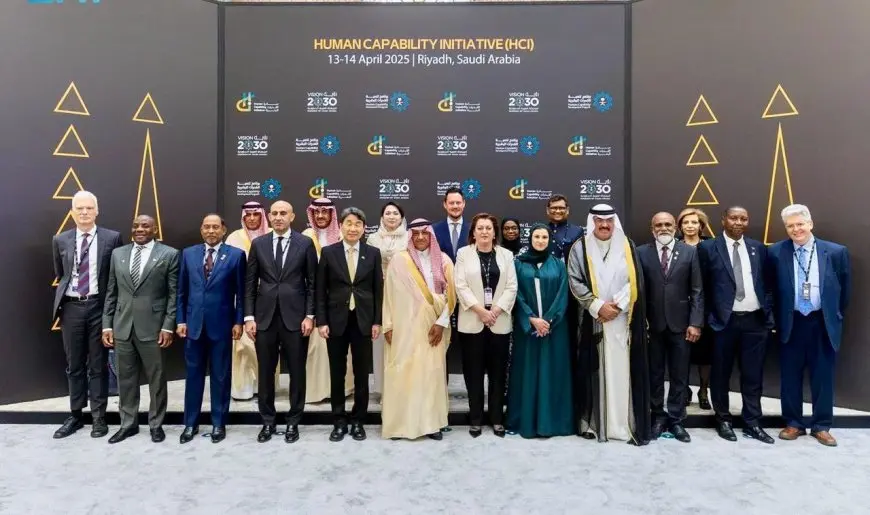 «عبد اللطيف» يشارك في الصورة التذكارية للنسخة الثانية من مؤتمر مبادرة تنمية القدرات البشرية بالرياض