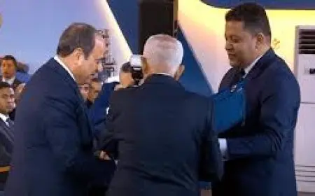 رئيس اتحاد عمال مصر يمنح الرئيس السيسي درعًا تذكاريًا