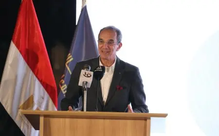 وزير الاتصالات يدعو محافظ طوكيو لزيارة مصر لتبادل الخبرات