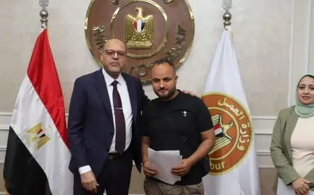 وزير العمل يوزع عقود العمل على المتقدمين للوظائف في الإمارات