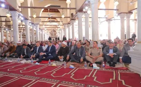 محافظ دمياط يؤدي صلاة الجمعة في مسجد عمرو بن العاص