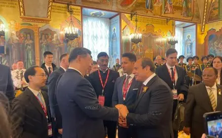 الرئيس السيسي يتحدث بشكل ودي مع قادة الدول في احتفالات عيد النصر بموسكو