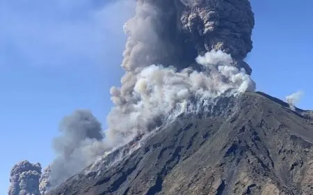 بركان “كانلاون” في الفلبين ينفجر ويرسل سحباً من الرماد إلى ارتفاع 3 كيلومترات